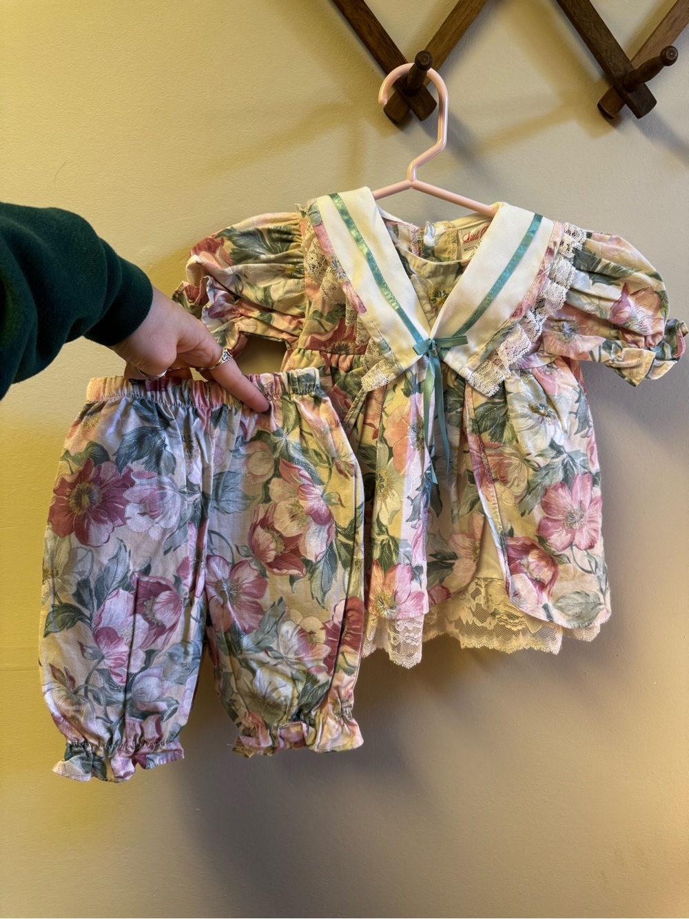 Vintage Floral Two-Piece Baby Outfit with Sailor Collar
